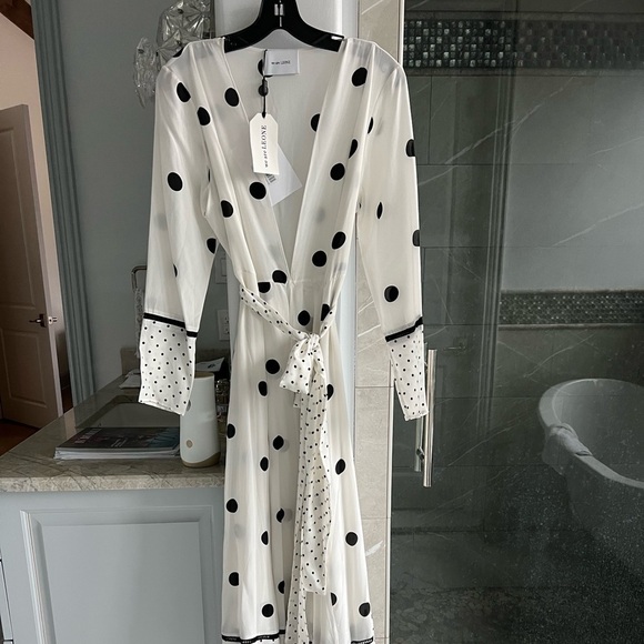 WE ARE LEONE Belted Polka-dot Silk Crepe De Chine Robe In White - Picture 4 of 14